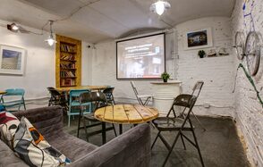 CheckPoint. Зал антикафе в белом кирпиче 