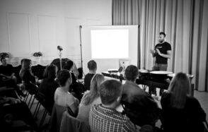 Apriori Photo Просторный лофт с подиумом 