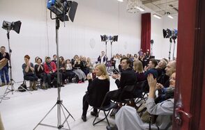 Apriori Photo Просторный лофт с подиумом 