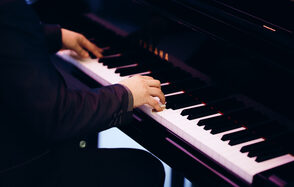 Apriori Photo Белый лофт с роялем 