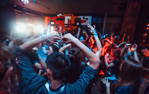 Лофт-бар со сценой