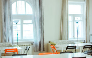 Персиковый зал с пианино