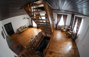 Двухэтажный коттедж за городом