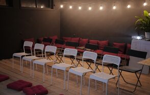 Лофт с экраном во всю стену