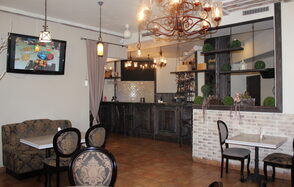 Кафе под закрытие с двумя залами