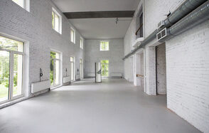 Резиденция искусств и технологий  Белый зал в особняке 