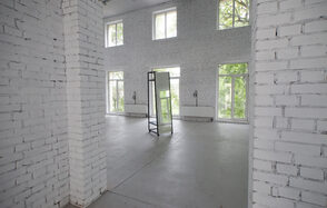 Резиденция искусств и технологий  Белый зал в особняке 