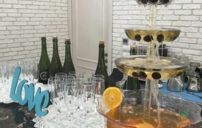 Зал в светлом кирпиче 