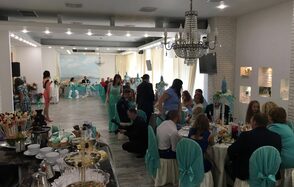 Зал в светлом кирпиче 