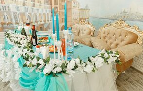 Зал в светлом кирпиче 