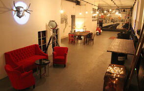 Стильный лофт со сценой и звуком