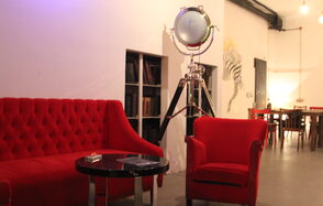 Стильный лофт со сценой и звуком