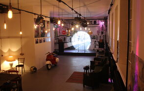 Стильный лофт со сценой и звуком