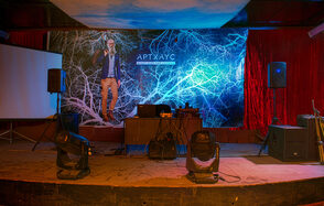 Лофт со сценой 