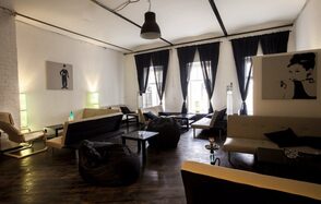 Пространство с кальянами и кино