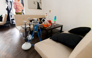 Пространство с кальянами и кино