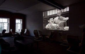 Пространство с кальянами и кино