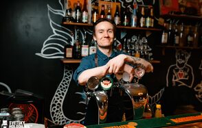 Commode. Зал с высокими потолками в центре