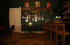 Commode. Зал с высокими потолками в центре