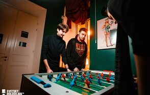 Commode. Зал с высокими потолками в центре