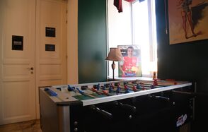 Commode. Зал с высокими потолками в центре