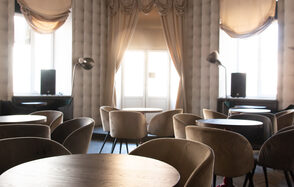 Commode. Зал с балконом 