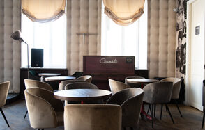 Commode. Зал с балконом 