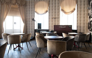 Commode. Зал с балконом 