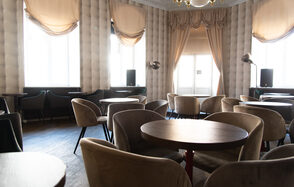 Commode. Зал с балконом 