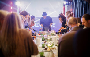 Лофт со сценой и барной стойкой