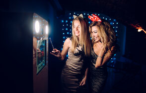 Лофт со сценой и барной стойкой