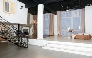 WhitePlace. Лофт-студия с подиумом