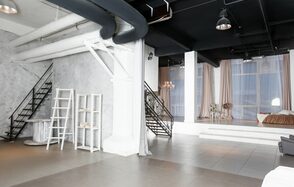 WhitePlace. Лофт-студия с подиумом