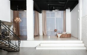 WhitePlace. Лофт-студия с подиумом