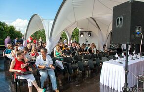 Летняя веранда на крыше в центре Москвы