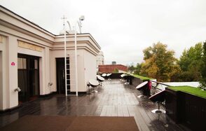 Летняя веранда на крыше в центре Москвы