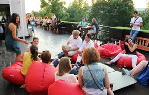 Летняя веранда на крыше в центре Москвы