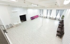 Лофт Империя Лофт с барной стойкой и балконом