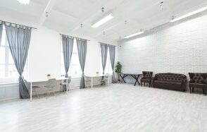 Лофт Империя Лофт с барной стойкой и балконом