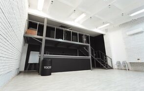 Лофт Империя Лофт с барной стойкой и балконом