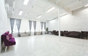 Лофт Империя Лофт с барной стойкой и балконом