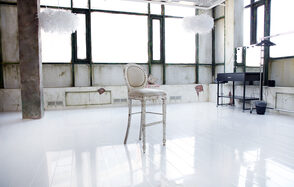 Apriori Photo Нежный лофт с арочными окнами 