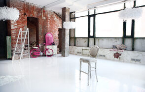 Apriori Photo Нежный лофт с арочными окнами 