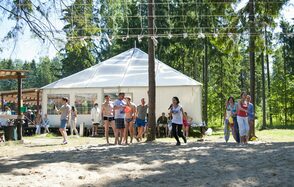 ОЗЕРО ЛАЗУРНОЕ Большая площадка с шатром на природе