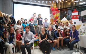 Стильный лофт в скандинавском стиле. Вход с улицы. Общее фото гостей на память во время праздника в лофте, гости сидят и стоят.