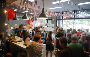 Стильный лофт в скандинавском стиле. Вход с улицы. Толпа народу на вечеринке в лофте днем.