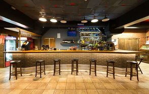 Большой лофт с барными стойками