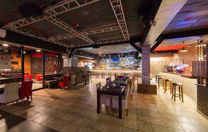 Большой лофт с барными стойками