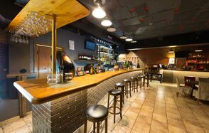 Большой лофт с барными стойками