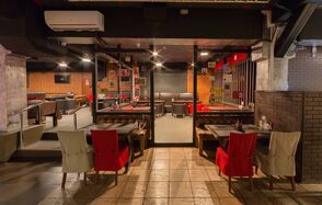 Большой лофт с барными стойками